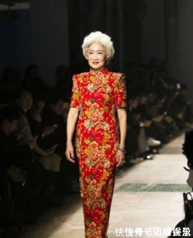 改装 最美“旗袍”妈妈厉害了,XS码改装旗袍都能穿下,亲家母都要嫉妒