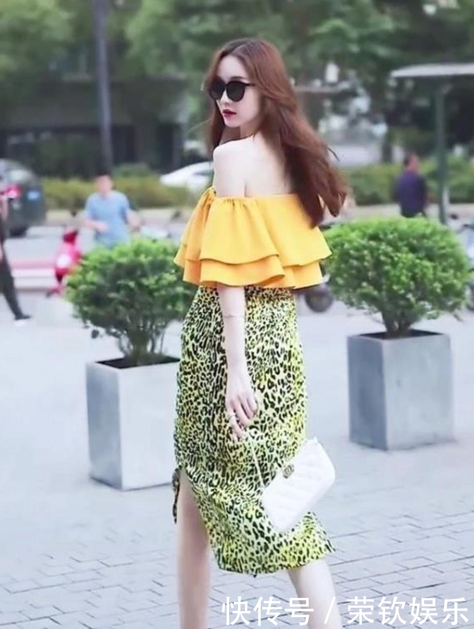  版型上身非常|街拍，绿白色的格子裙清新时尚，帅气又活泼