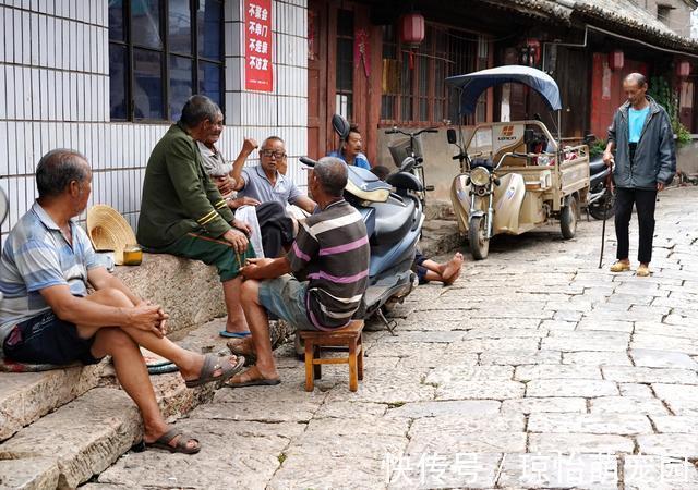 中国历史|72岁奶奶用罐头瓶卖茶水，一些老人花1元坐一天，就为摆脱寂寞