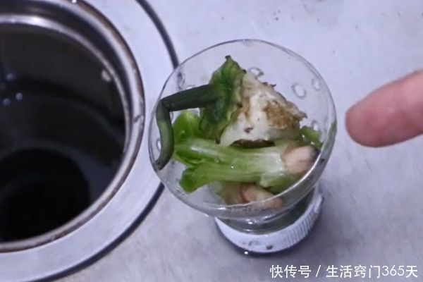 矿泉水瓶上扎几个小孔,放在厨房太厉害了,全家人都夸好!