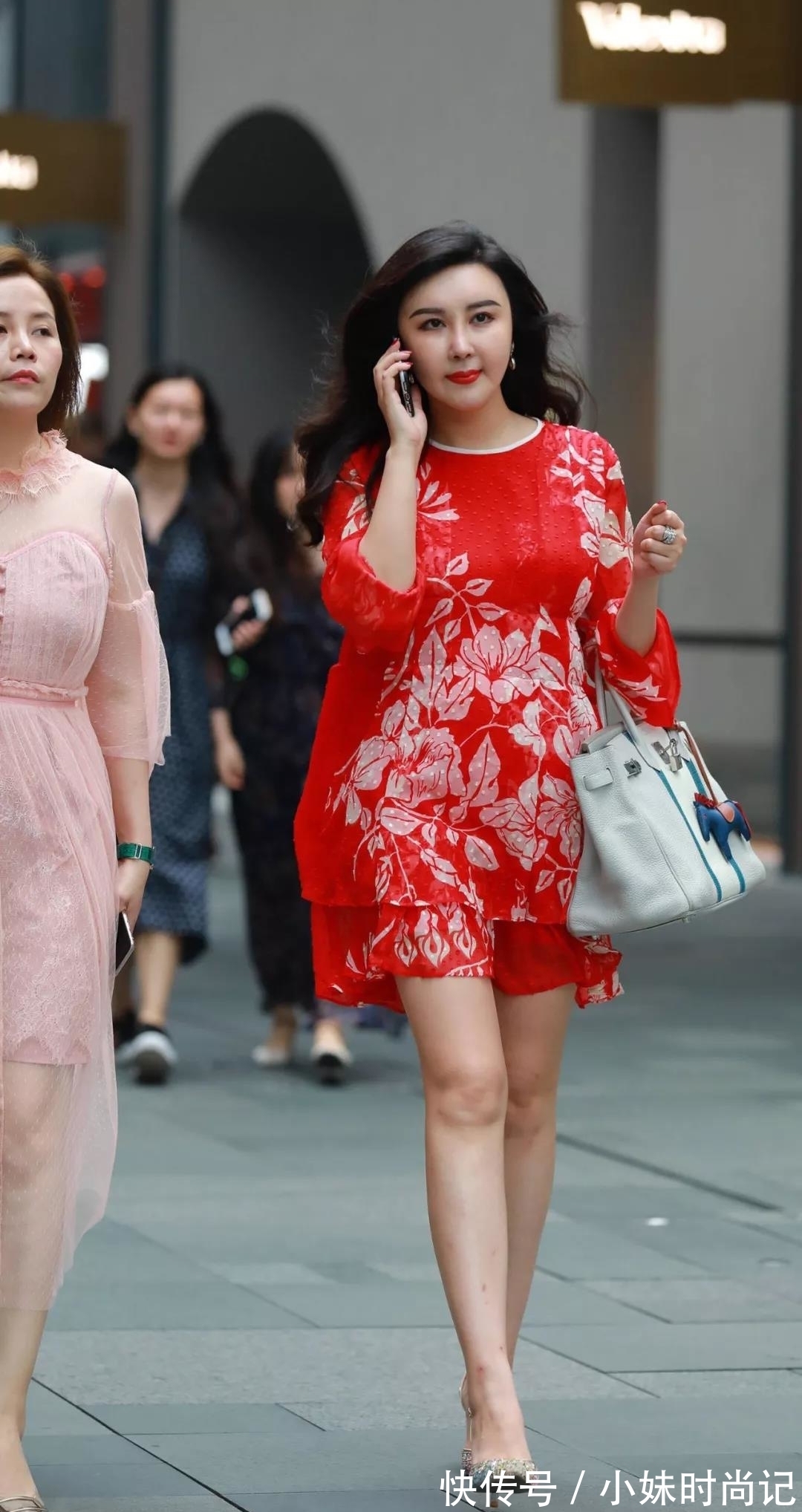 打扮 街拍路人,青春靓丽的减龄穿搭参考,不用刻意打扮照样美丽动人