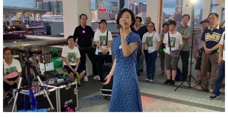 晨歌|她在《星光大道》拿过冠军，还登上央视春晚，现在却街头卖唱！