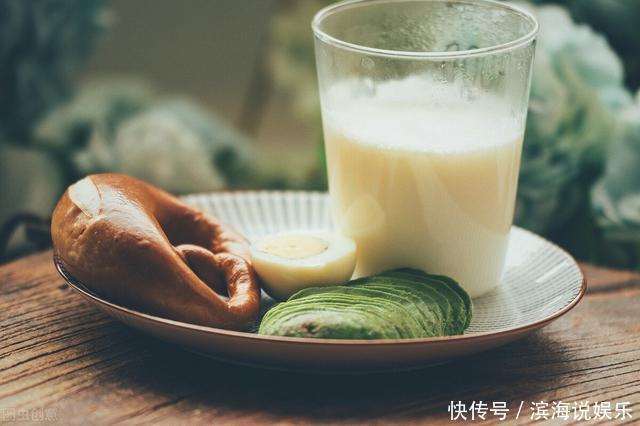 纯牛奶加热的正确方法是?盒装和袋装有啥区别?今天一次讲清楚