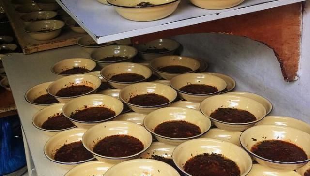 凳子|老夫妻开面馆地方小,客人排队坐路边趴凳子吃面,一早上卖四百碗