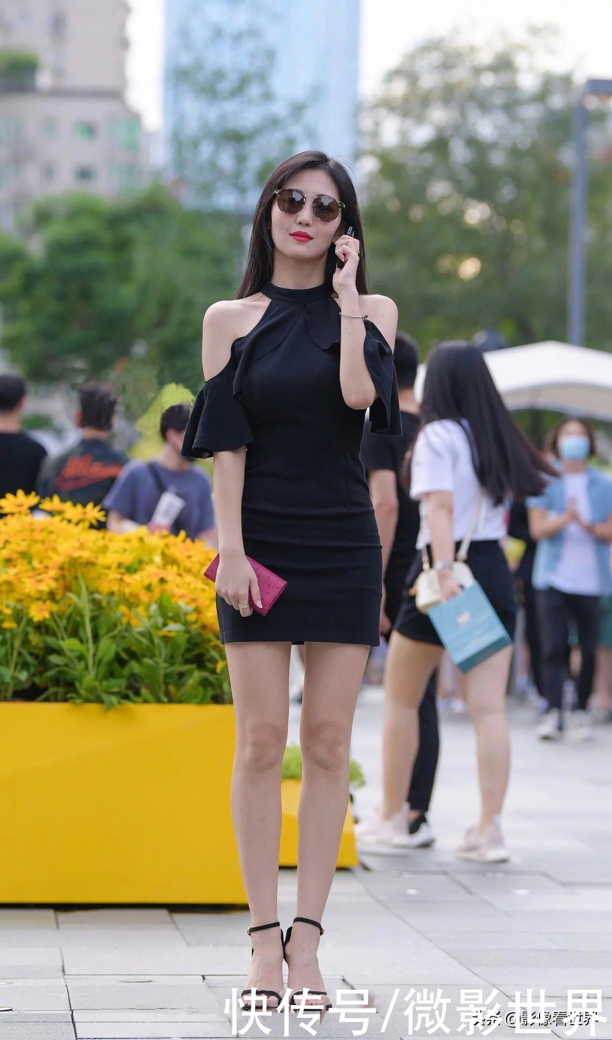 肩膀|吊带裙会选的美女，穿出了小女人和温柔美