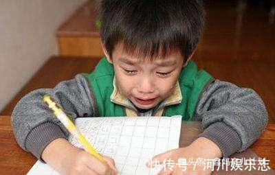 孩子|熊孩子火车上抢别人手机,奶奶假装没看见,乘客一招让奶奶换车厢