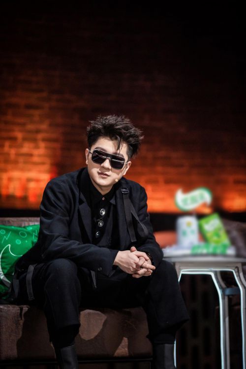 少年說(shuō)唱企劃|《少年說(shuō)唱企劃》王以太暖心嚴(yán)厲形象隨機(jī)切換 “雙面”導(dǎo)師上線