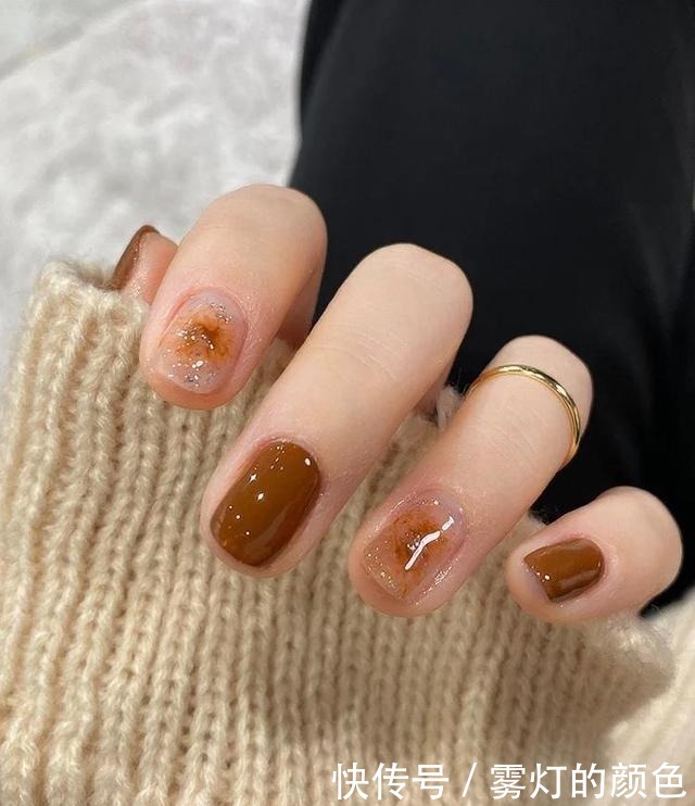 琥珀色|显白时髦,这几款美甲新年做起来,超出众