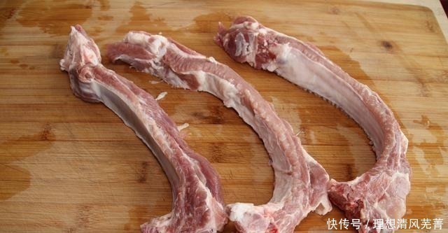 买排骨别挑肉多的,肉贩子教你5个妙招,轻松选出新鲜美味好排骨