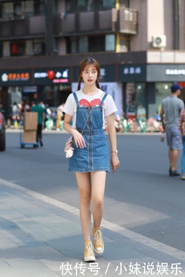 街拍|街拍小姐姐吊带衫配牛仔裤,整体看起来仙女气息爆棚,看上去很舒服