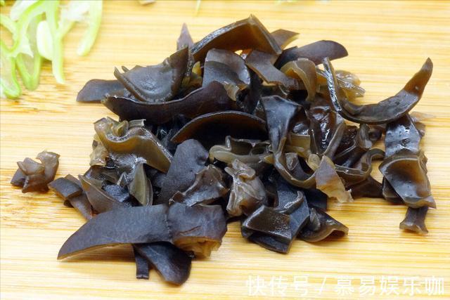 木耳|炒木耳，总是炸锅溅油，学会一个小技巧，轻松解决此问题，很实用