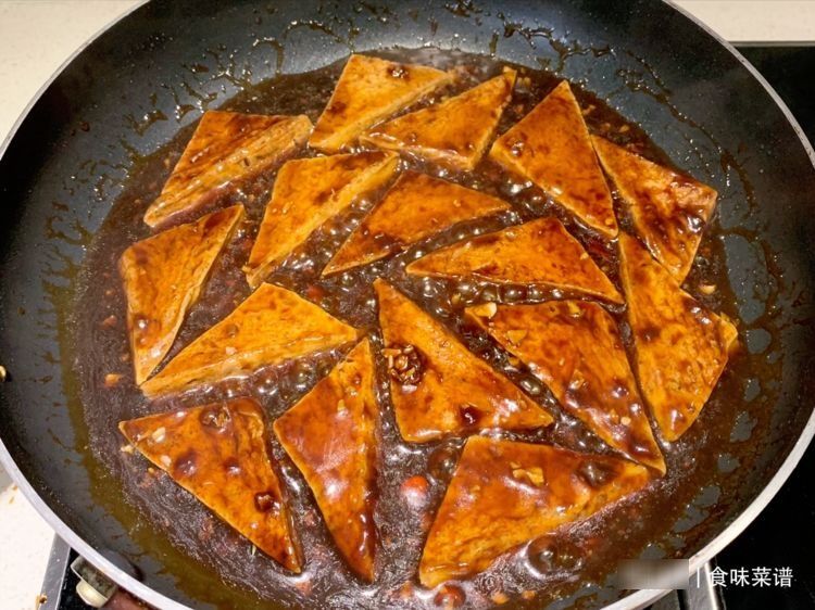 学会红烧豆腐的做法,隔三岔五烧着吃,美味又下饭,比吃肉都过瘾