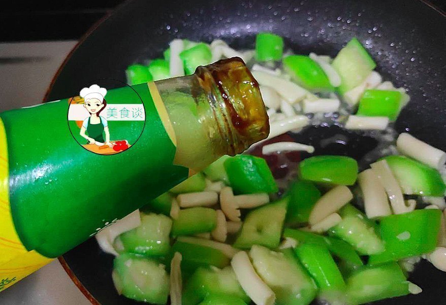 入秋后,这两样素菜一起炒,不放肉也很鲜甜,营养实惠,儿子爱吃