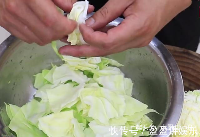 原来炒包菜也有窍门，多加这一步，包菜脆嫩又入味，比吃肉还过瘾