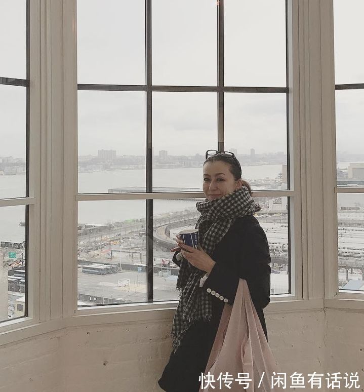 大妈感 被60岁日本主妇惊艳了,靠黑白穿搭摆脱“大妈感”,低调却很高级