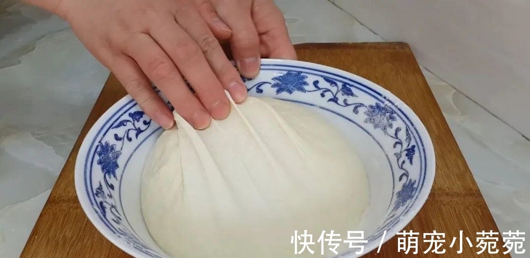 烙饼|烙饼这做法太香了,开水一烫,柔软筋道又多层,出锅孩子都抢着吃