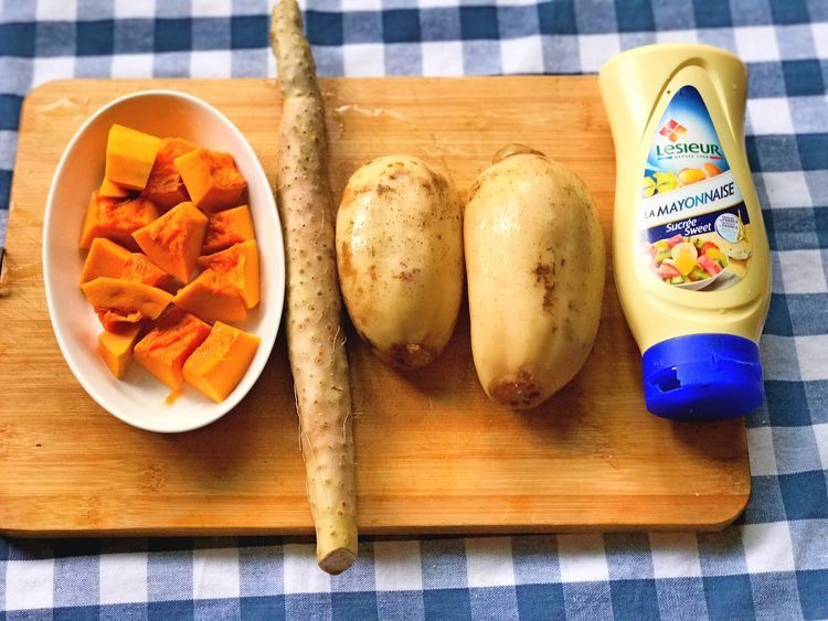 家里来客人就用这道菜来招待，外酥里嫩入口脆爽，做法也很简单