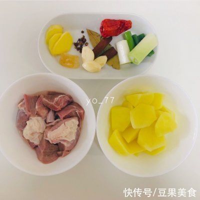  回味无穷的年菜必备红焖土豆羊肉来拯救你的胃