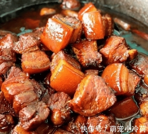 白砂糖|炒糖色时，应该放油还是放水？很多人都做错 ，难怪肉发苦发焦！