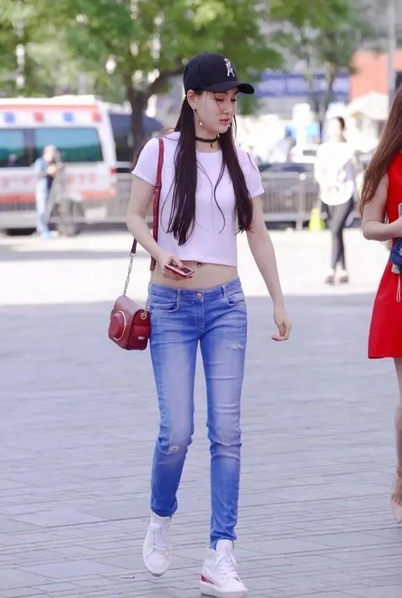 高跟鞋 白色短袖搭配浅色牛仔裤,休闲搭配很显优雅身姿