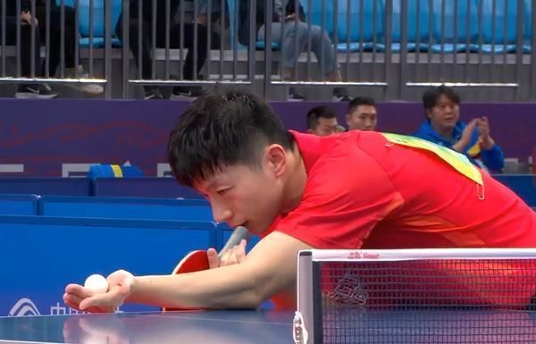 翻盘|马龙yyds!决胜局2-4落后仍翻盘,3-2艰难战胜国乒小将,拒绝爆冷