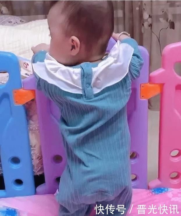孩子|“屁股下边全是脚”,宝妈晒照吐槽宝宝小短腿火了,网友笑翻了