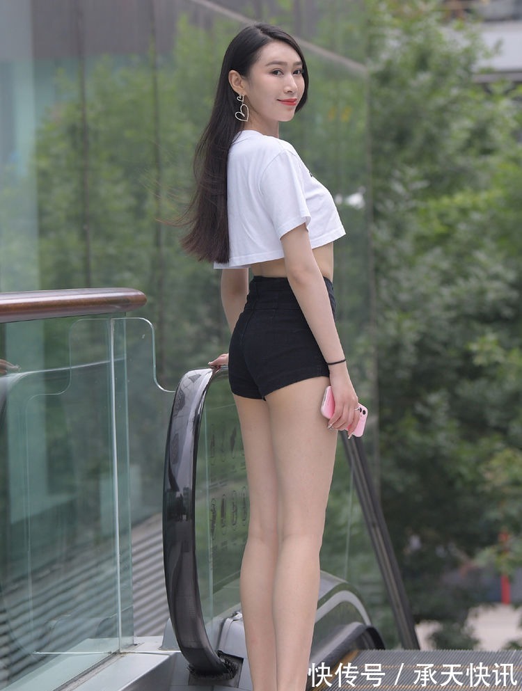 搭配 经典的搭配,白色短款短袖衫,配黑色高腰短裤,清新时尚高挑靓丽