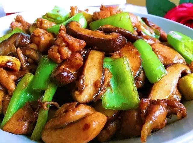 美食精选:香菇板栗鸡块,芹菜爆炒鸡胗,烧椒茄子,泡椒肥肠做法