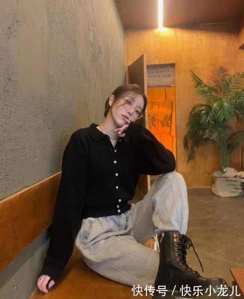 衬衫搭配 纯色衬衫搭配A字裙,是校园里最常睹的修饰