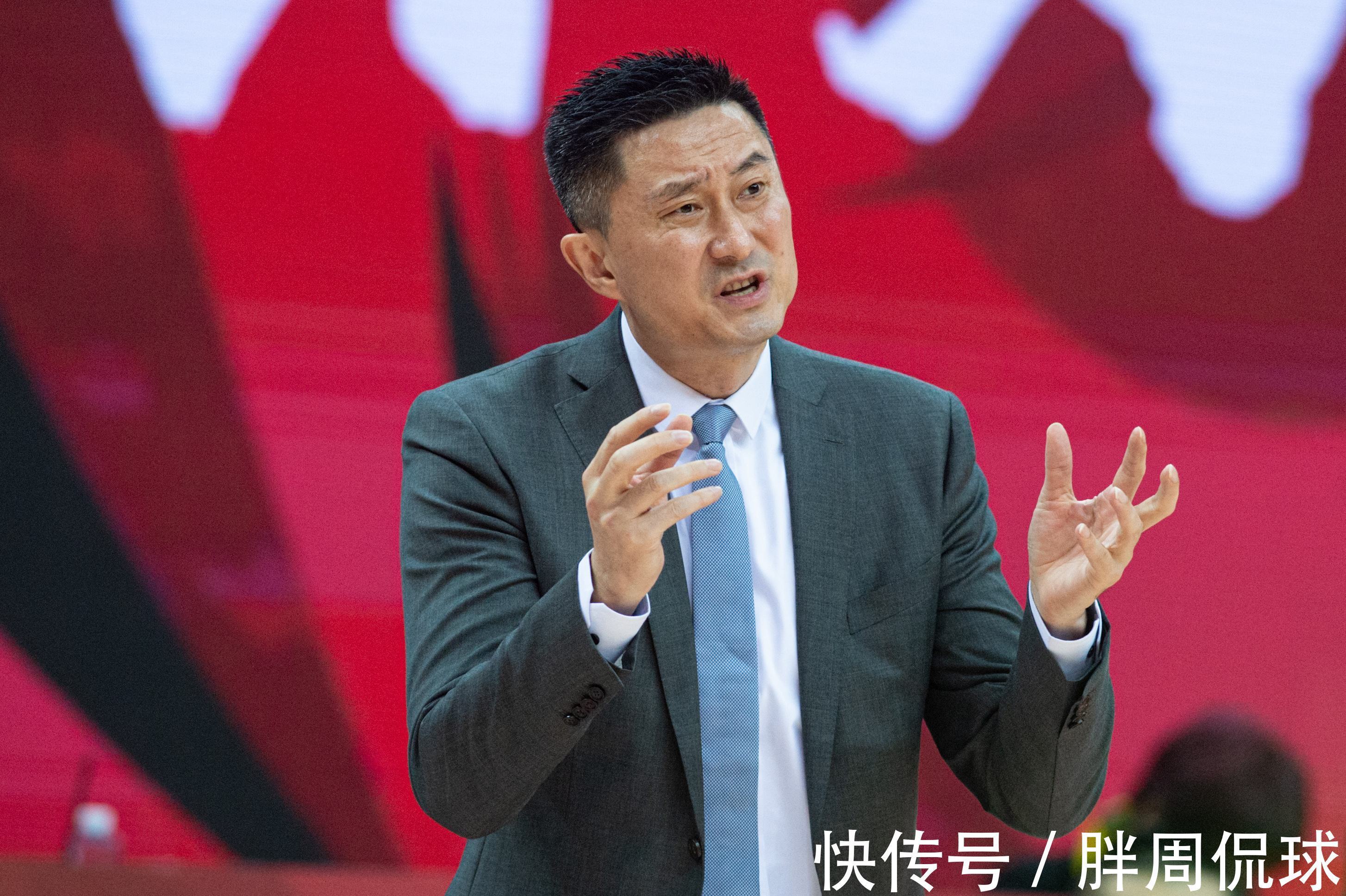 辽宁男篮|晚上20点,周鹏跨年夜意外摊牌,宏远隐患爆发,杜锋担忧的事发生