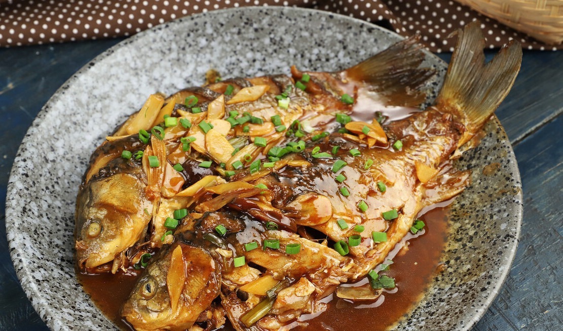 炖鱼,不要只会加料酒,多放这2样,鱼肉鲜嫩不柴,去腥效果好