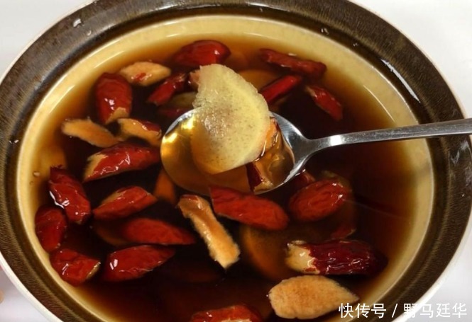 生姜加此物一起煮，女人经常喝，湿气不见了，便秘不来找，远离大肚腩