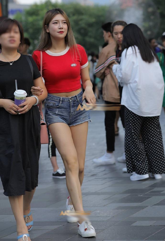 简约|街拍:微胖身材的穿搭,越简约越好看!