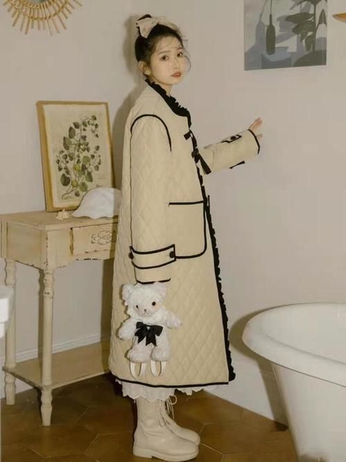 白色的衬衫搭配上百褶裙，搭配出一种学院风的感觉，可甜可盐