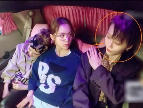 刘雨昕发现欧阳娜娜很疲倦，随后举动被镜头拍下，关系亲疏很显然