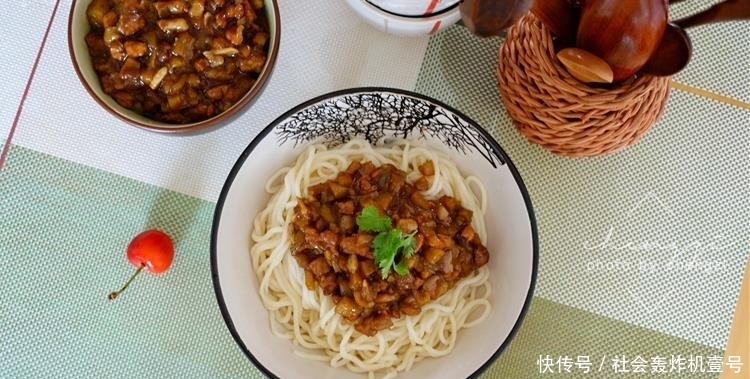 面条和茄子一起做,原来这么好吃,我家隔三岔五做,每次吃光光