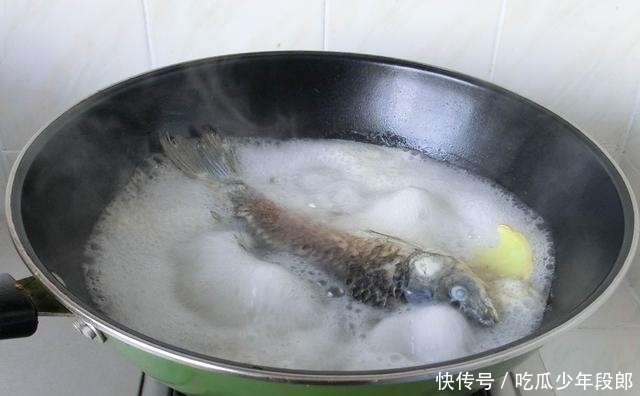 鱼腥味|煲汤的鲫鱼,选多大的最好?怎样去除腥味?掌握这1点,汤鲜不腥