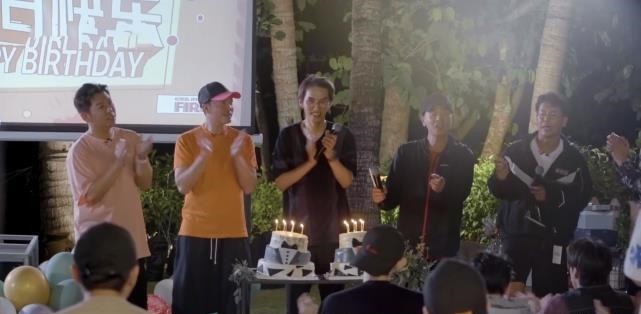 《披荆斩棘》哥哥们送礼物看人缘,陈小春得人心,林志炫好尴尬