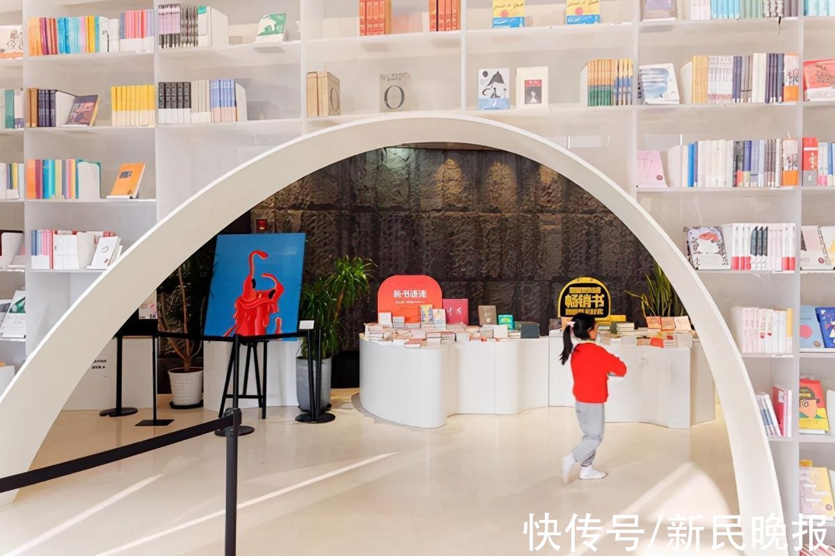 曹之光$抬头看云、低头看书，还能邂逅当代艺术！快来“最高书店”打卡艺术展