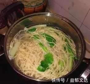 空心菜|老公下班给我做了这样一碗面条,我吃的连汤底都不剩!