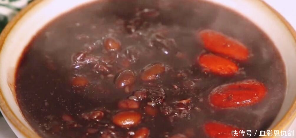 白发最怕这食材,隔天吃一回,头发乌黑亮丽,人人见了都夸漂亮!