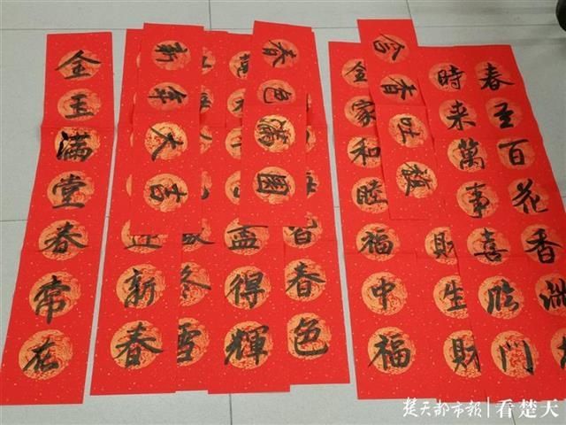 送祝福沾喜气，200余副创意春联扮靓校园