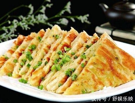 烙饼时,有人加鸡蛋,有人烫面老板教你正确方法做,太香了