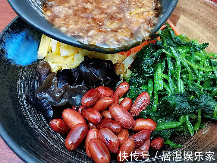 入味|做凉拌菠菜时，直接焯水是大错！多加这1步，菠菜更翠绿，更入味