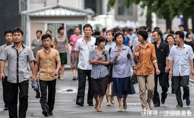 短裙|中国姑娘在朝鲜旅游，穿短裙上街，当地人感到很惊讶