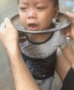 |搞笑GIF趣图:谁家的熊孩子,小小年纪就变坏了!