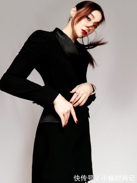 身型 袁珊珊真敢穿,黑色西装配波点丝袜想做辣妹,却意外暴露腿部线条