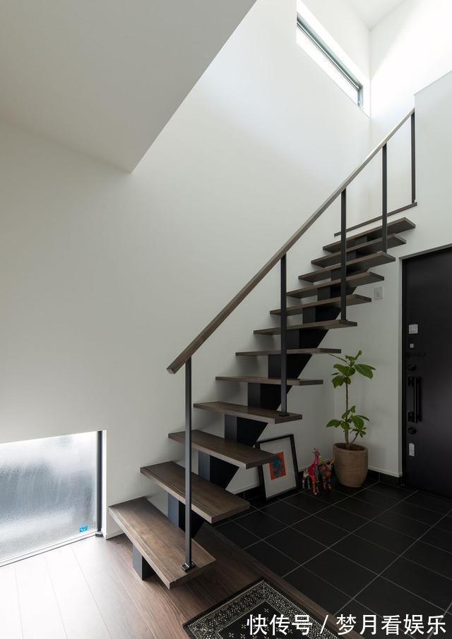 衣帽间|顶楼复式，楼梯装家里占面积又碍事，不如把楼梯口封了挪到露台上