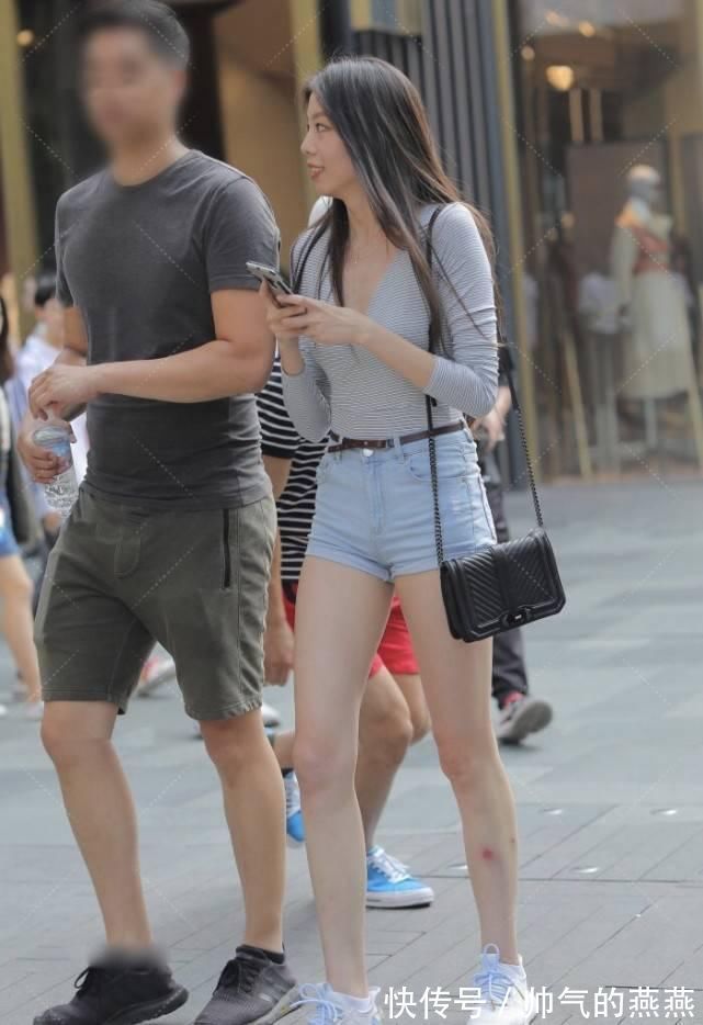 上衣 灰色上衣搭配牛仔热裤彰显“大长腿”，简单皮腰带更具时尚质感