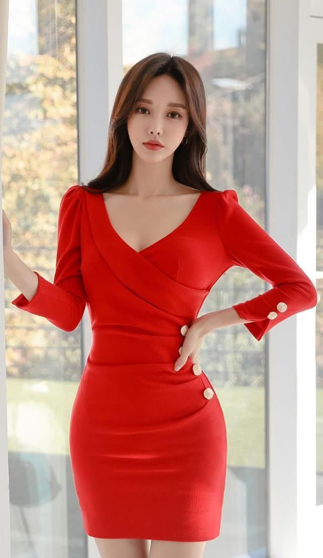 穿衣搭配之全场靓丽焦点,热情与喜庆的代名词,高雅红色连衣裙